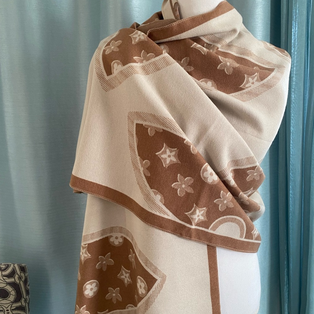 🛍️ Elegant INSPIRED BOUGIE Tan and Cream Women's Scarf and/or shawl 🛍️ NWT